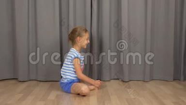 年轻女孩做瑜伽蝴蝶姿势。 白姑娘在室内客厅伸懒腰。